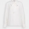 Nuevo 🔥 Anna Field Pussy Bow Blouse - Blusa - Off-white, Mujer ✔️ 2 Nuevo 🔥 Anna Field Pussy Bow Blouse - Blusa - Off-white, Mujer ✔️ -Fashionize Ventas 7c76216c8fb74b9c94fb05cb83d9ea1d
