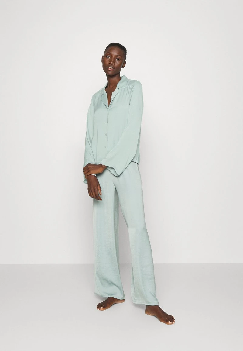Lo mas barato 😉 Anna Field 🥰 HAMMERED SATIN PJ SET - Pijama - Green, Mujer ✨ 4 Lo mas barato 😉 Anna Field 🥰 HAMMERED SATIN PJ SET - Pijama - Green, Mujer ✨ - Imagen 2