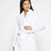 Toma de corriente ✔️ Anna Field LADIES PLUSH BATHROBE - Albornoz - White, Mujer ✨ -Fashionize Ventas d1f8c2190e8e4364bef1b74129f78a46
